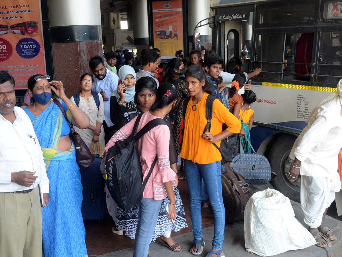 Sankranti_202023_20Huge_20Rush_20at_20Railway_20and_20Bus_20Stations_29.jpg 29