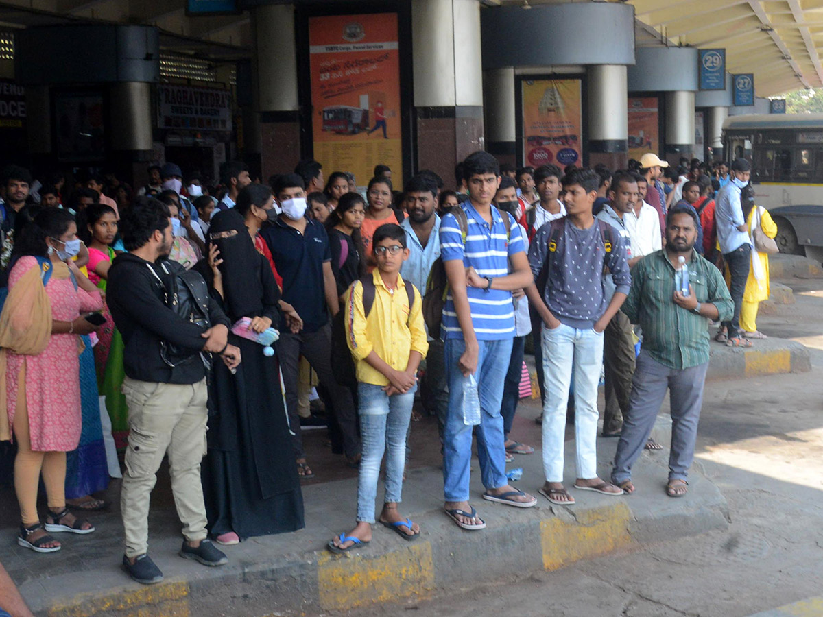 Sankranti_202023_20Huge_20Rush_20at_20Railway_20and_20Bus_20Stations_31.jpg 31