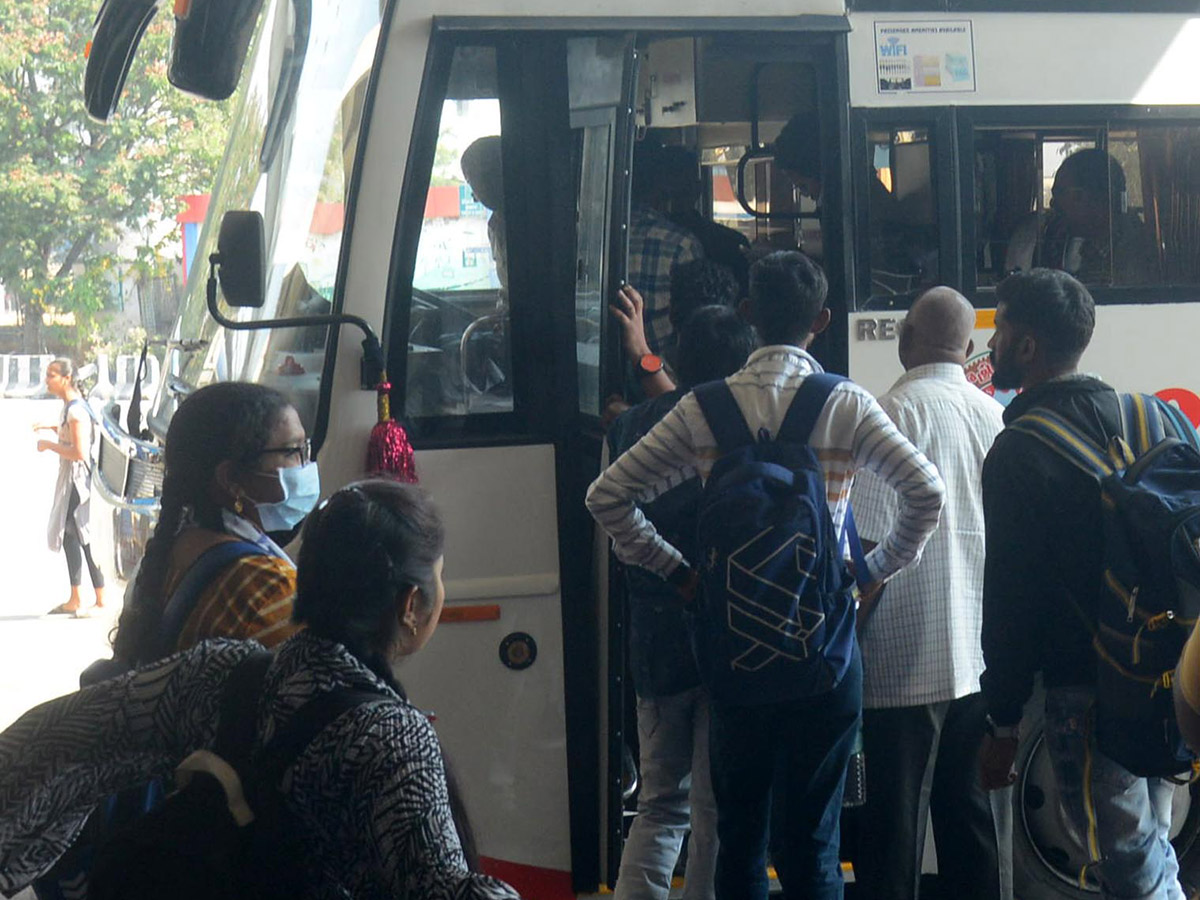 Sankranti_202023_20Huge_20Rush_20at_20Railway_20and_20Bus_20Stations_32.jpg 32