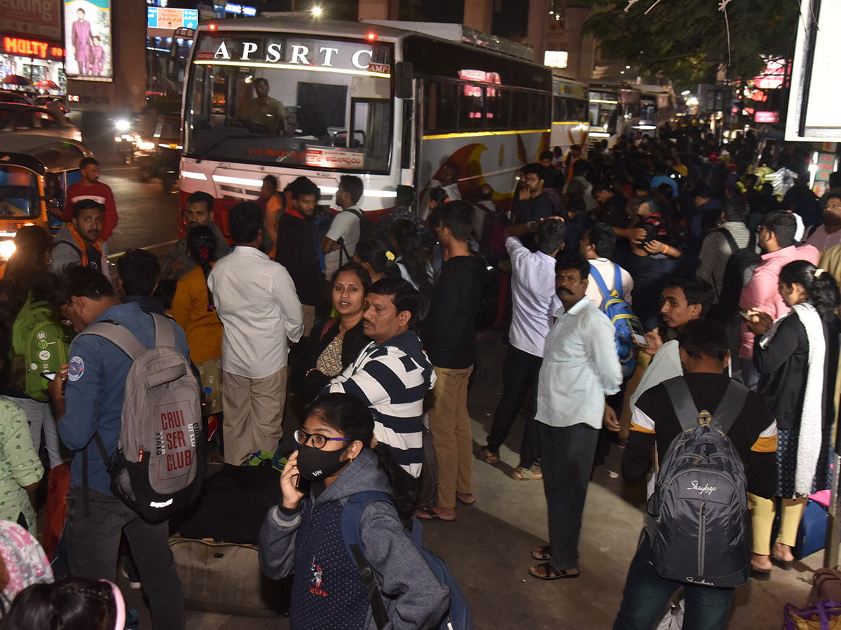 Sankranti_202023_20Huge_20Rush_20at_20Railway_20and_20Bus_20Stations_33.jpg 33