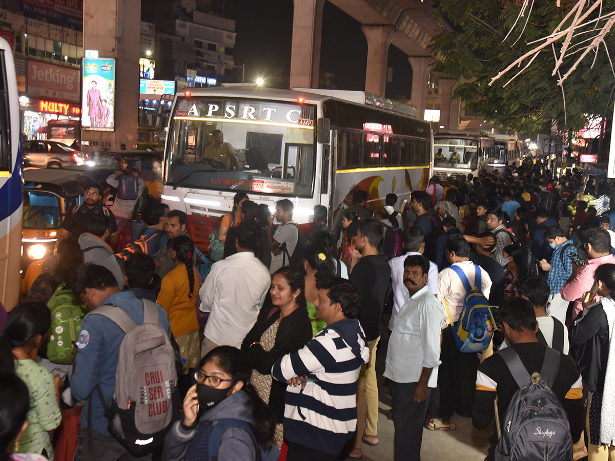 Sankranti_202023_20Huge_20Rush_20at_20Railway_20and_20Bus_20Stations_34.jpg 34