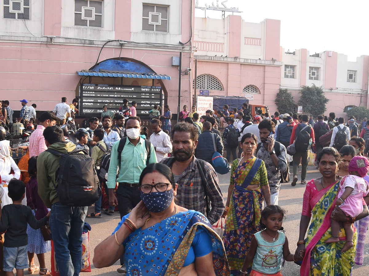 Sankranti_202023_20Huge_20Rush_20at_20Railway_20and_20Bus_20Stations_5.jpg 5
