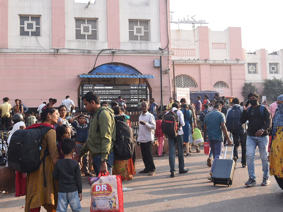 Sankranti_202023_20Huge_20Rush_20at_20Railway_20and_20Bus_20Stations_6.jpg 6