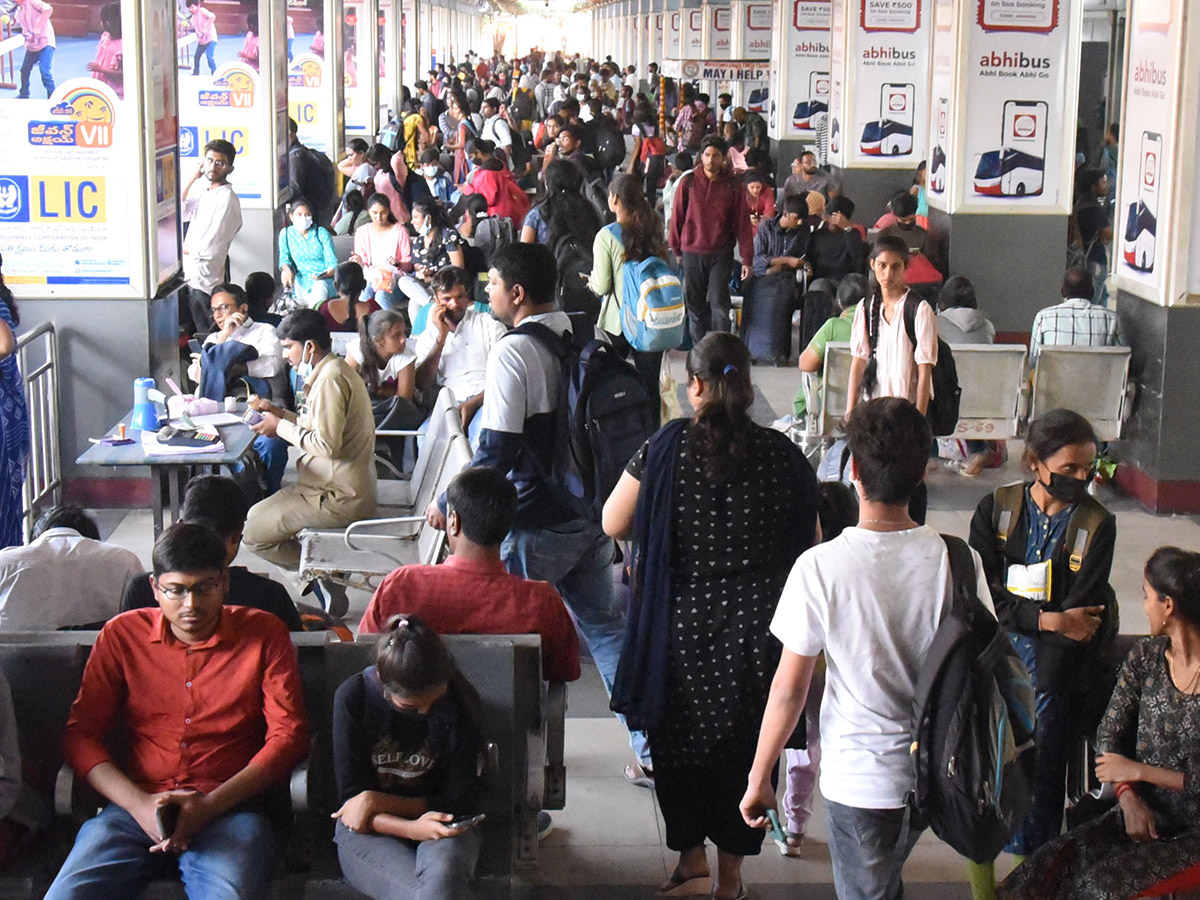 Sankranti_202023_20Huge_20Rush_20at_20Railway_20and_20Bus_20Stations_7.jpg 7