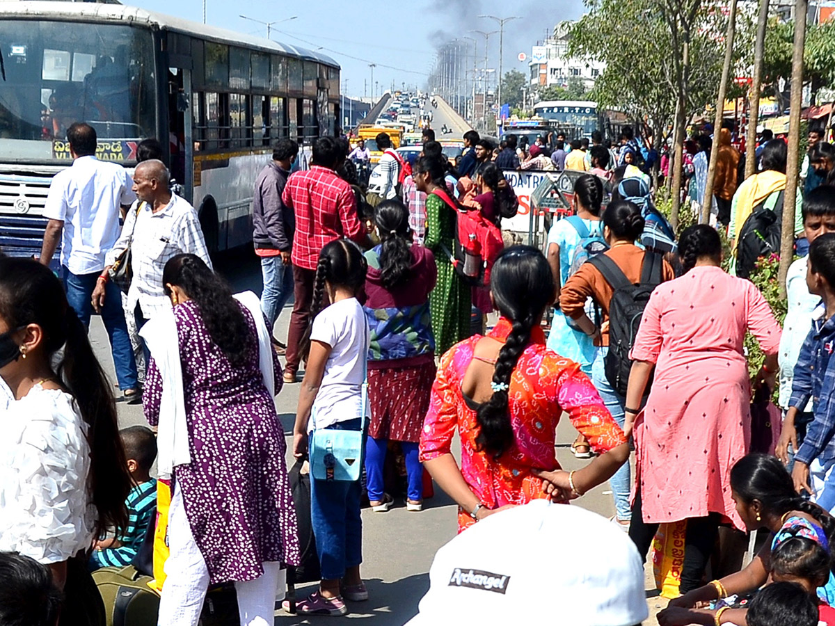 Sankranti_202023_20Huge_20Rush_20at_20Railway_20and_20Bus_20Stations_8.jpg 8