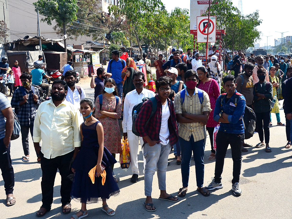 Sankranti_202023_20Huge_20Rush_20at_20Railway_20and_20Bus_20Stations_9.jpg 9
