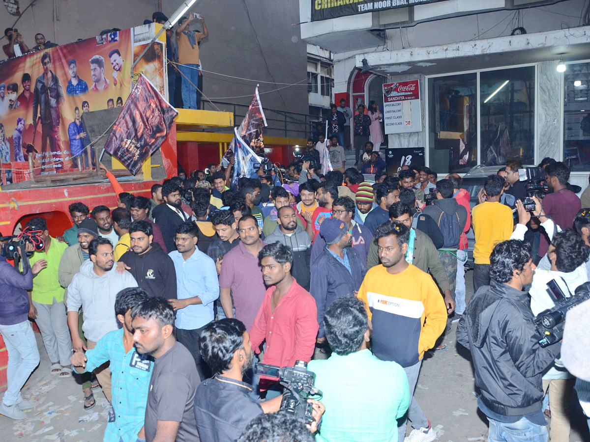 Waltair_20Veerayya_20Grand_20celebration_20at_20RTC_20x_20road_20At_20Sandhya_20theatre_20Photos_3.jpg 4