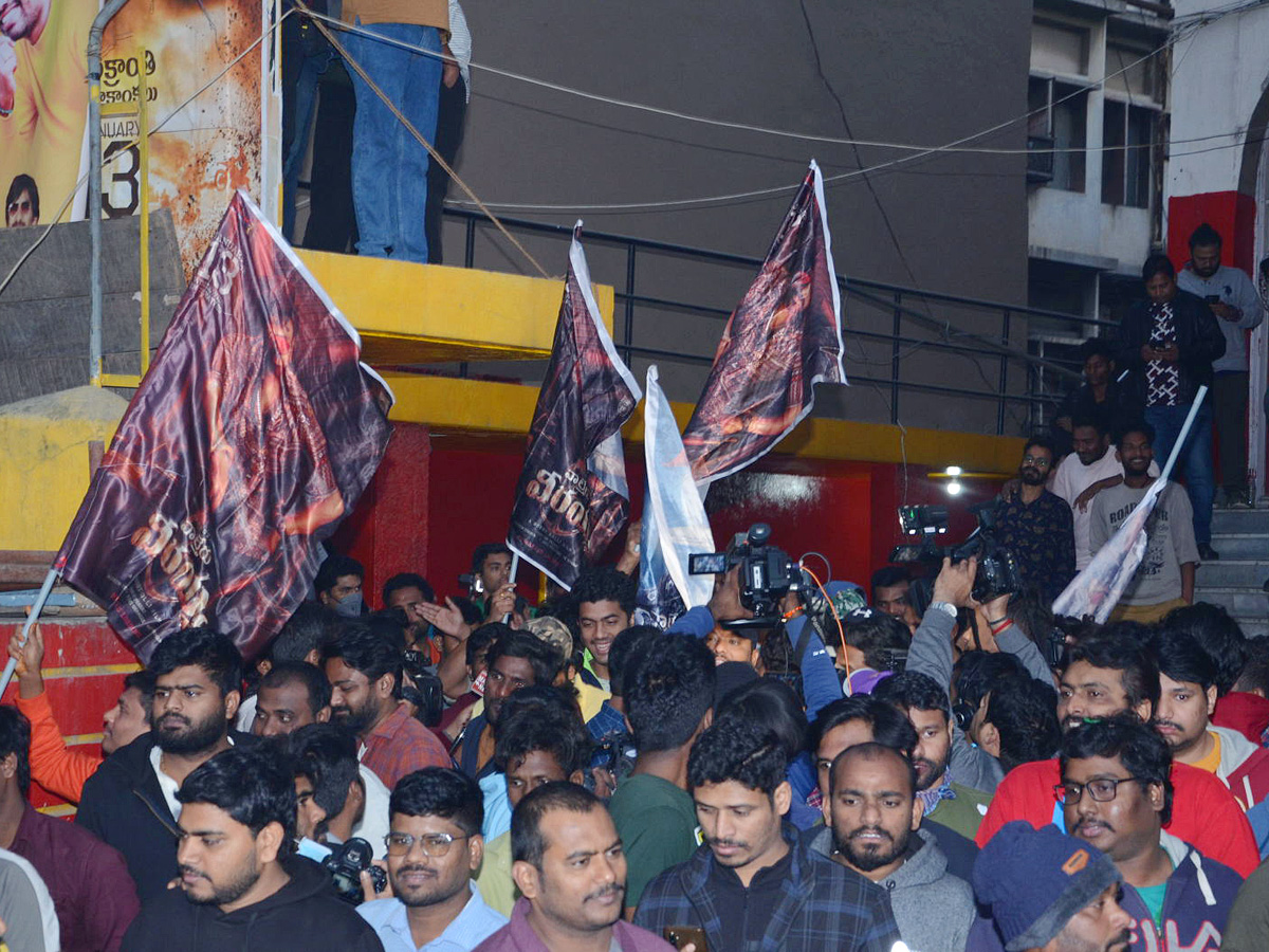 Waltair_20Veerayya_20Grand_20celebration_20at_20RTC_20x_20road_20At_20Sandhya_20theatre_20Photos_4.jpg 5