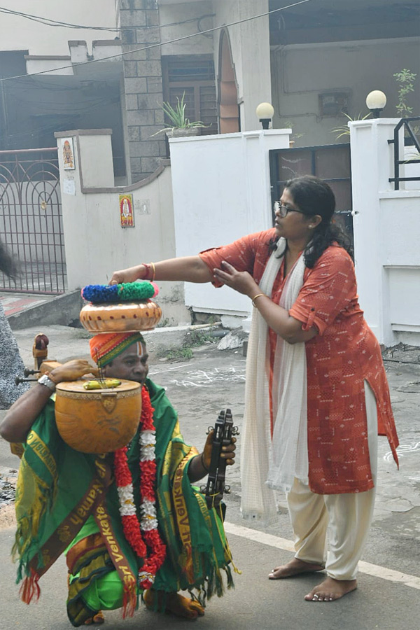 Bhogi_20Celebrations_20in_20vishakapatnam_20Photos_2.jpg 3