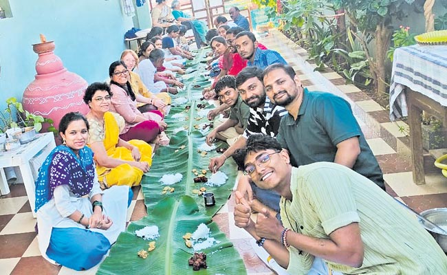 Family-Eats-Together-In-Ari.jpg
