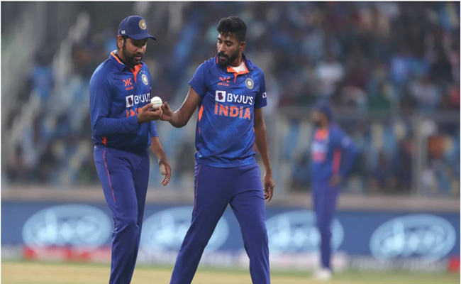 siraj-vs-rohit-sharma.jpg