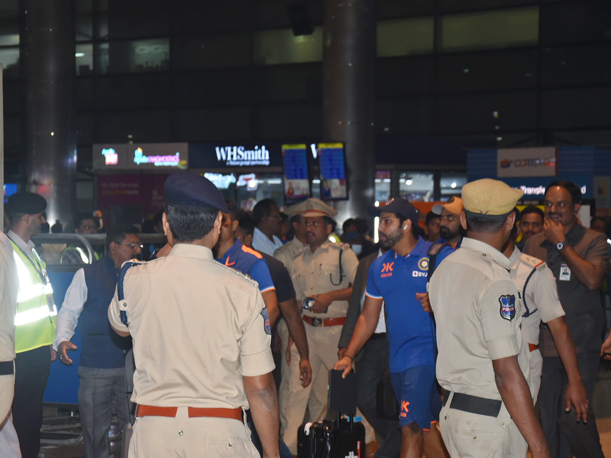 Indian_20Cricketers_20Reached_20to_20Hyderabad_20at_20Rajiv_20Gandhi_20International_20Airport_20PHotos_13.jpg 1