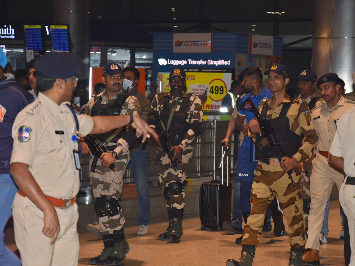 Indian_20Cricketers_20Reached_20to_20Hyderabad_20at_20Rajiv_20Gandhi_20International_20Airport_20PHotos_15.jpg 15