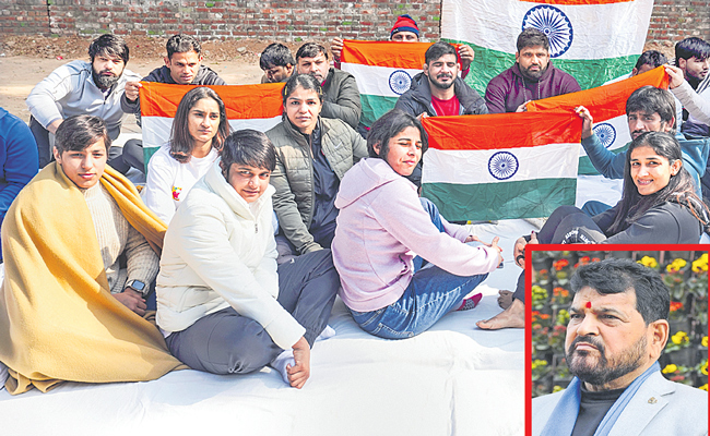 VINESH-SAKSHI-BAJRANG-PROTE.jpg