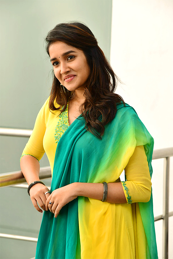 Actress_20Anikha_20Surendran_20Photos_10.jpg 10