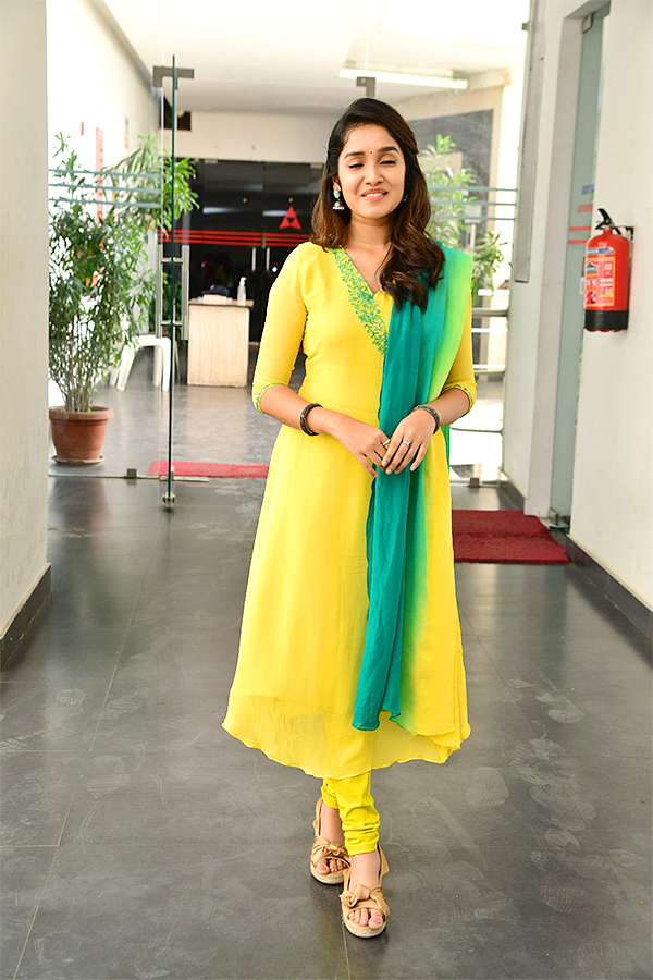 Actress_20Anikha_20Surendran_20Photos_11.jpg 11