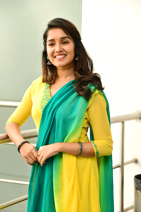 Actress_20Anikha_20Surendran_20Photos_21.jpg 21