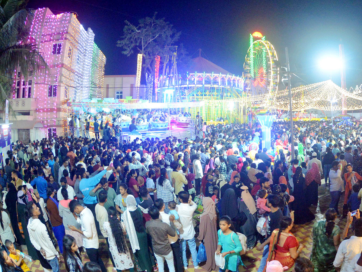 Nampally_20Exhibition_20Drawing_20Heavy_20Crowd_20Photos_3.jpg 3