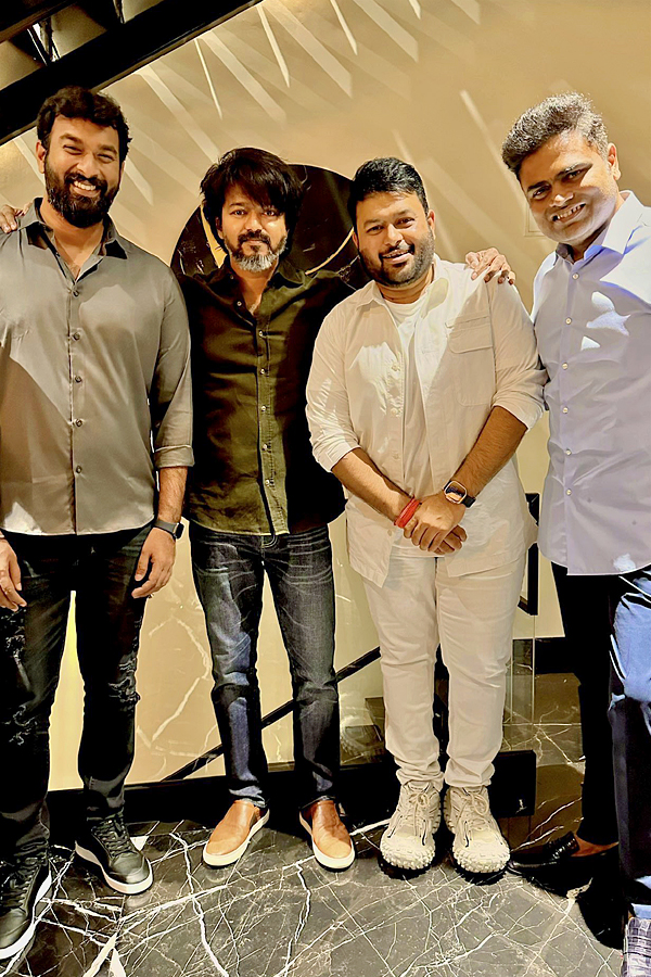 Thalapathy_20Vijay_20Attends_20Varasudu_20Success_20Party_20at_20Dil_20Raju_20Home_20Photos_2.jpg 3
