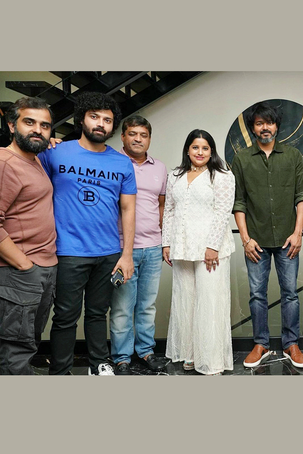 Thalapathy_20Vijay_20Attends_20Varasudu_20Success_20Party_20at_20Dil_20Raju_20Home_20Photos_7.jpg 8