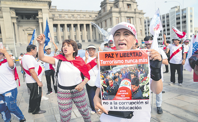 220120230327-PERU-POLITICAL.jpg