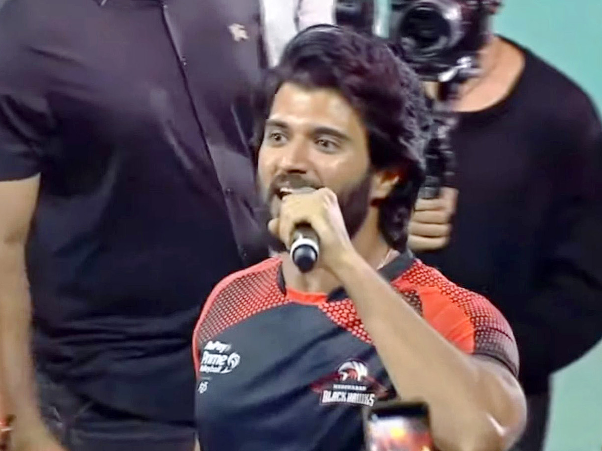 Vijay_20Deverakonda_20becomes_20Co_20Owner_20of_20Hyderabad_20Black_20Hawks_11.jpg 11
