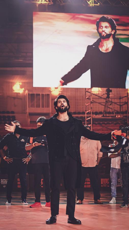 Vijay_20Deverakonda_20becomes_20Co_20Owner_20of_20Hyderabad_20Black_20Hawks_18.jpg 17