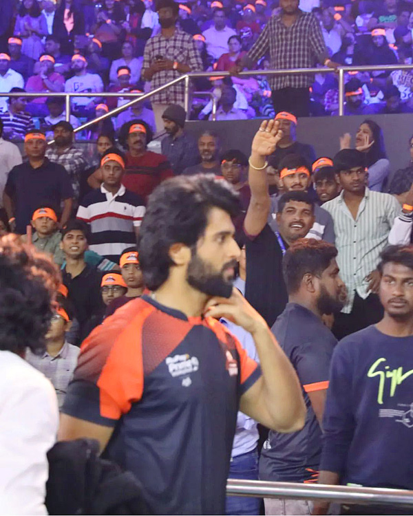 Vijay_20Deverakonda_20becomes_20Co_20Owner_20of_20Hyderabad_20Black_20Hawks_19.jpg 18