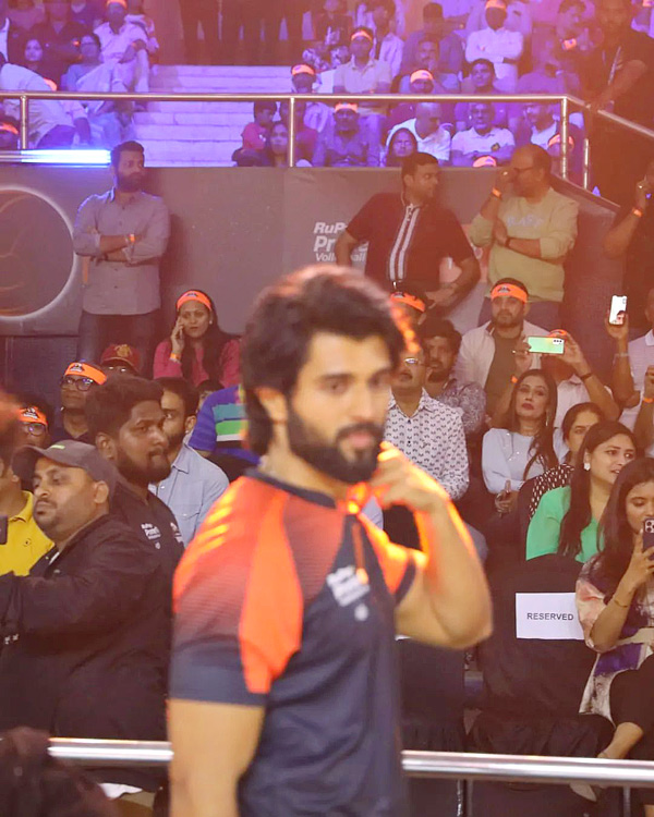 Vijay_20Deverakonda_20becomes_20Co_20Owner_20of_20Hyderabad_20Black_20Hawks_20.jpg 19