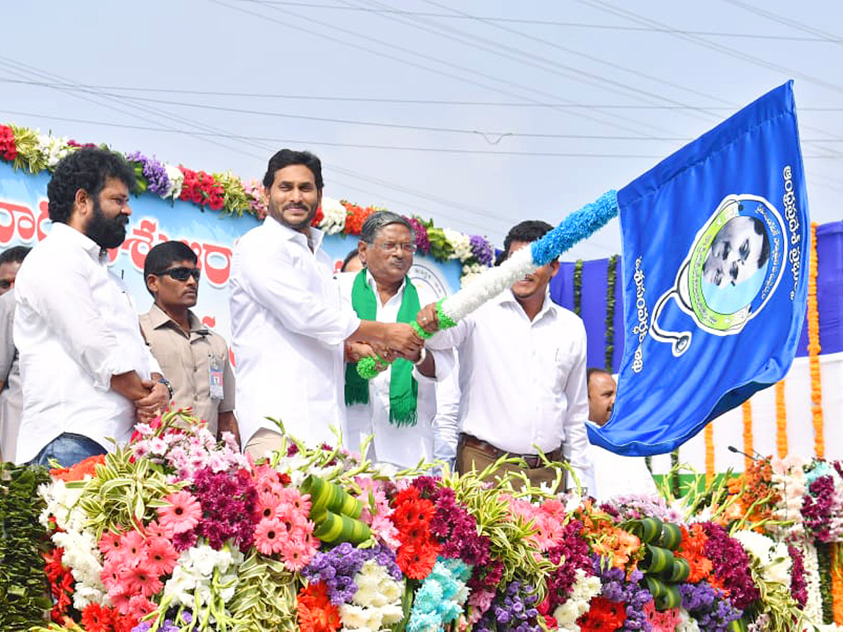 AP_20CM_20YS_20Jagan_20Flags_20Off_20165_20Veterinary_20Ambulances_20Photos_1.jpg 1