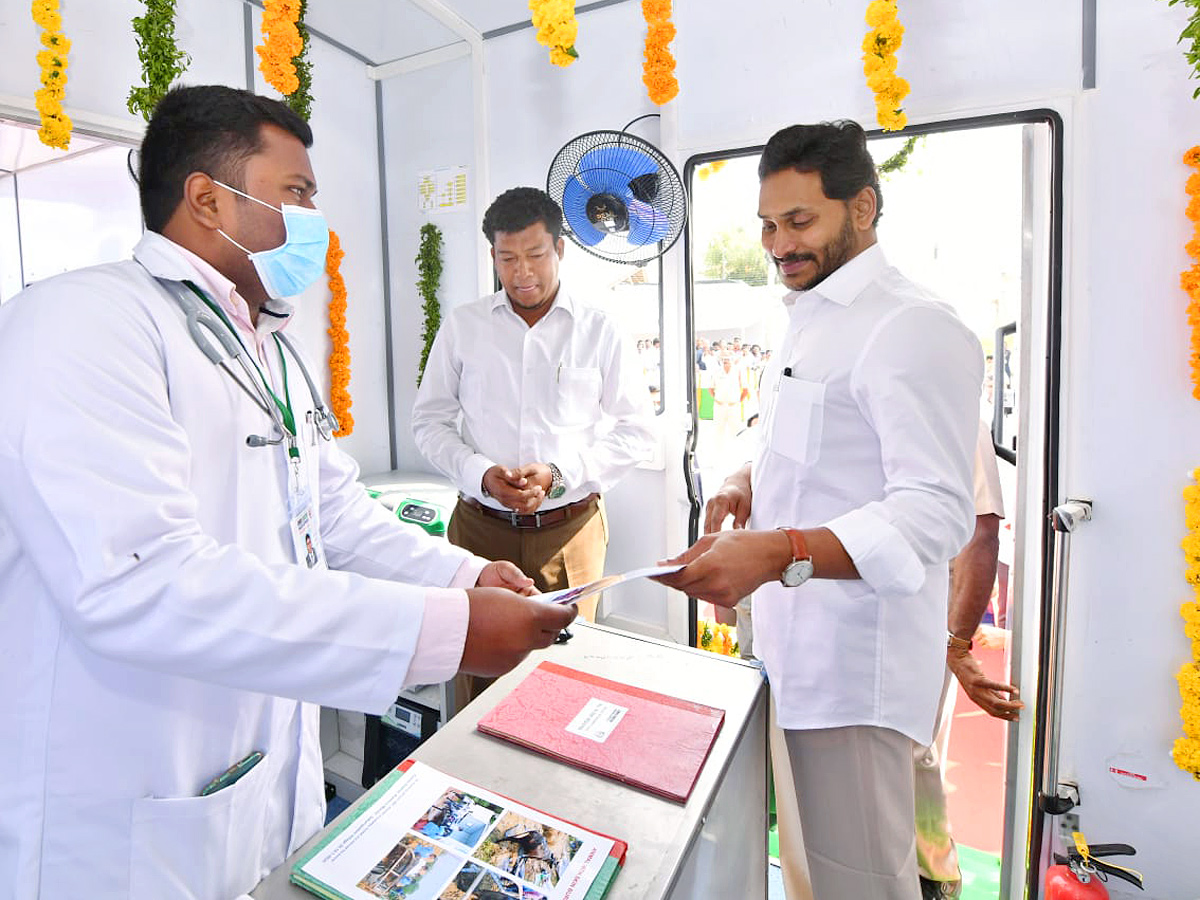 AP_20CM_20YS_20Jagan_20Flags_20Off_20165_20Veterinary_20Ambulances_20Photos_11.jpg 11