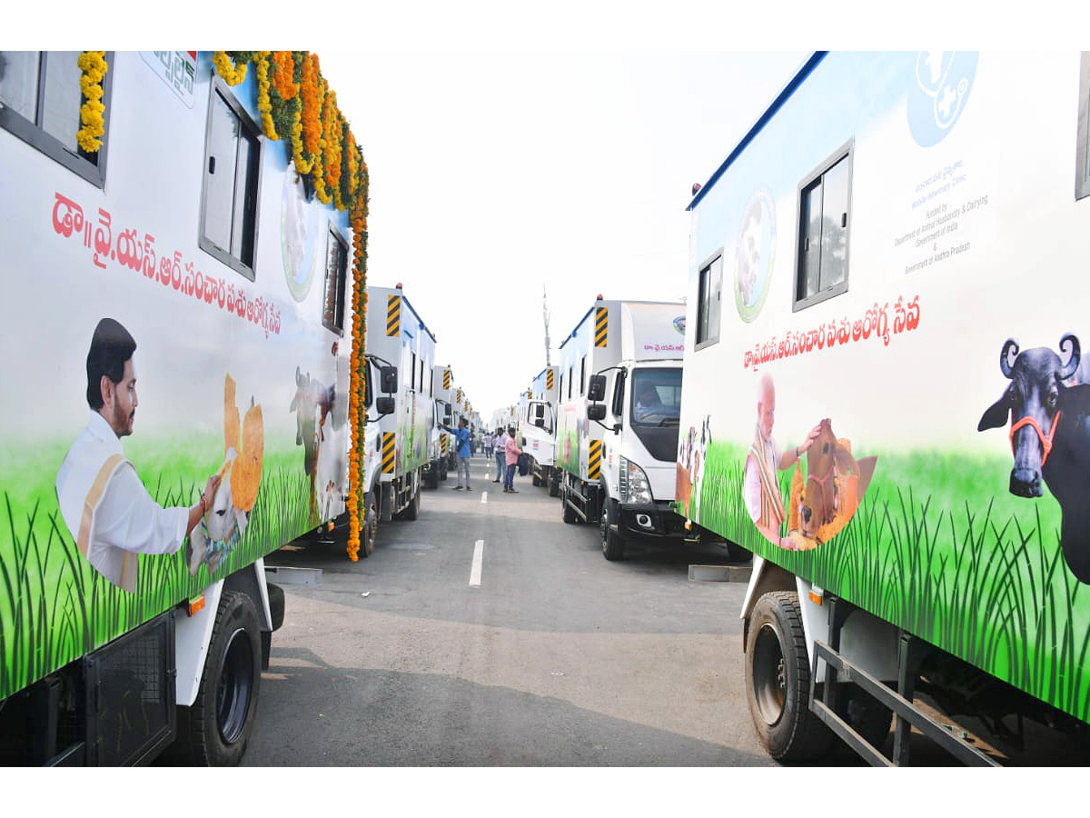 AP_20CM_20YS_20Jagan_20Flags_20Off_20165_20Veterinary_20Ambulances_20Photos_12.jpg 12