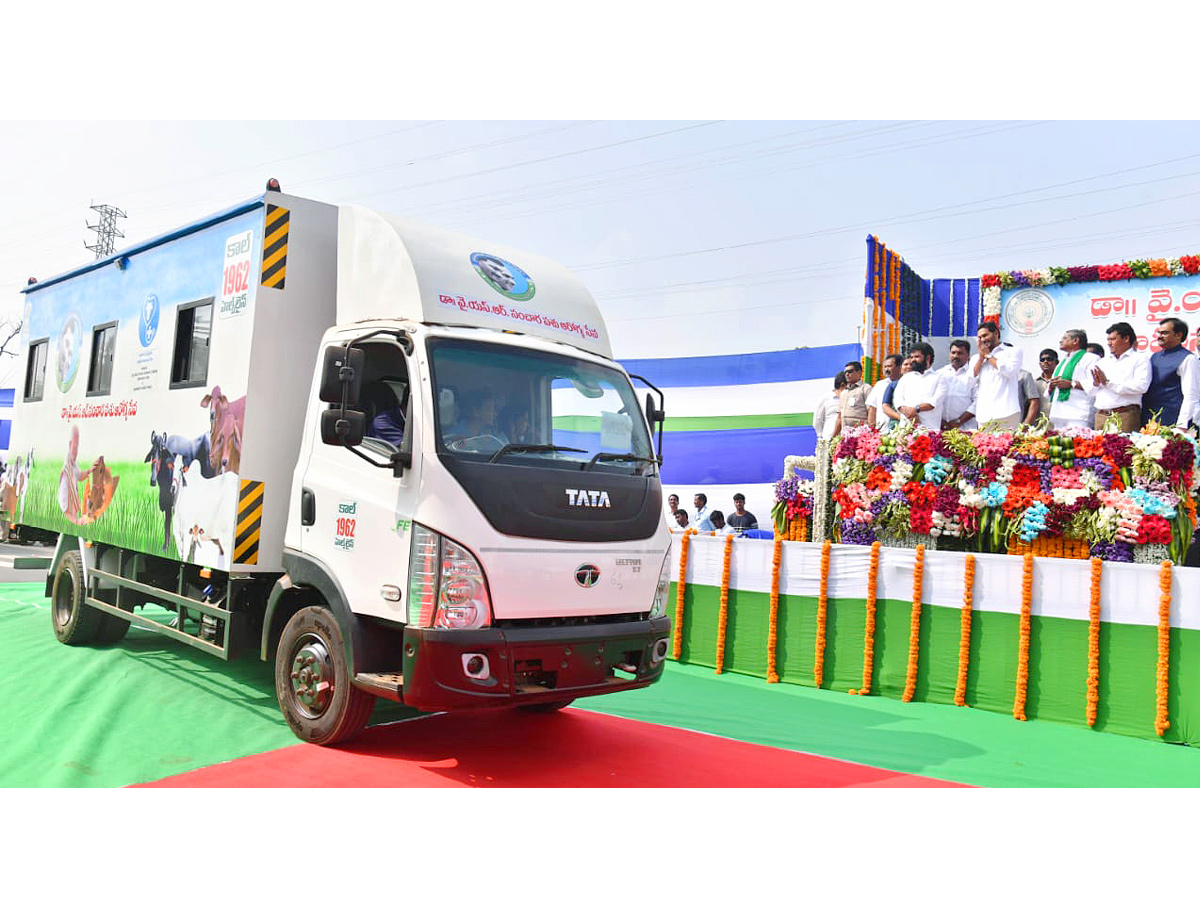 AP_20CM_20YS_20Jagan_20Flags_20Off_20165_20Veterinary_20Ambulances_20Photos_13.jpg 13