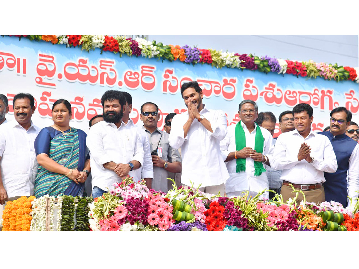AP_20CM_20YS_20Jagan_20Flags_20Off_20165_20Veterinary_20Ambulances_20Photos_15.jpg 15
