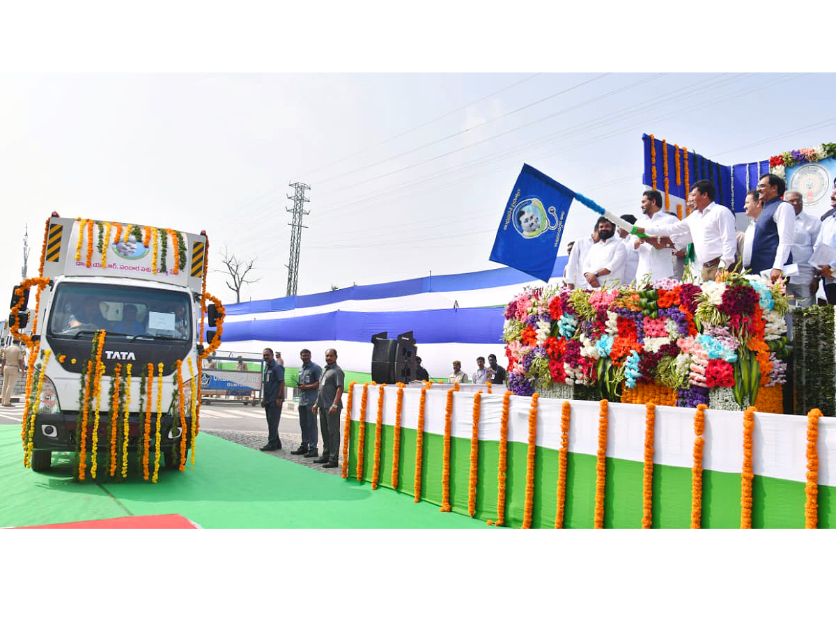 AP_20CM_20YS_20Jagan_20Flags_20Off_20165_20Veterinary_20Ambulances_20Photos_2.jpg 2