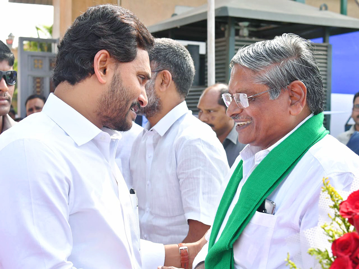 AP_20CM_20YS_20Jagan_20Flags_20Off_20165_20Veterinary_20Ambulances_20Photos_20.jpg 20