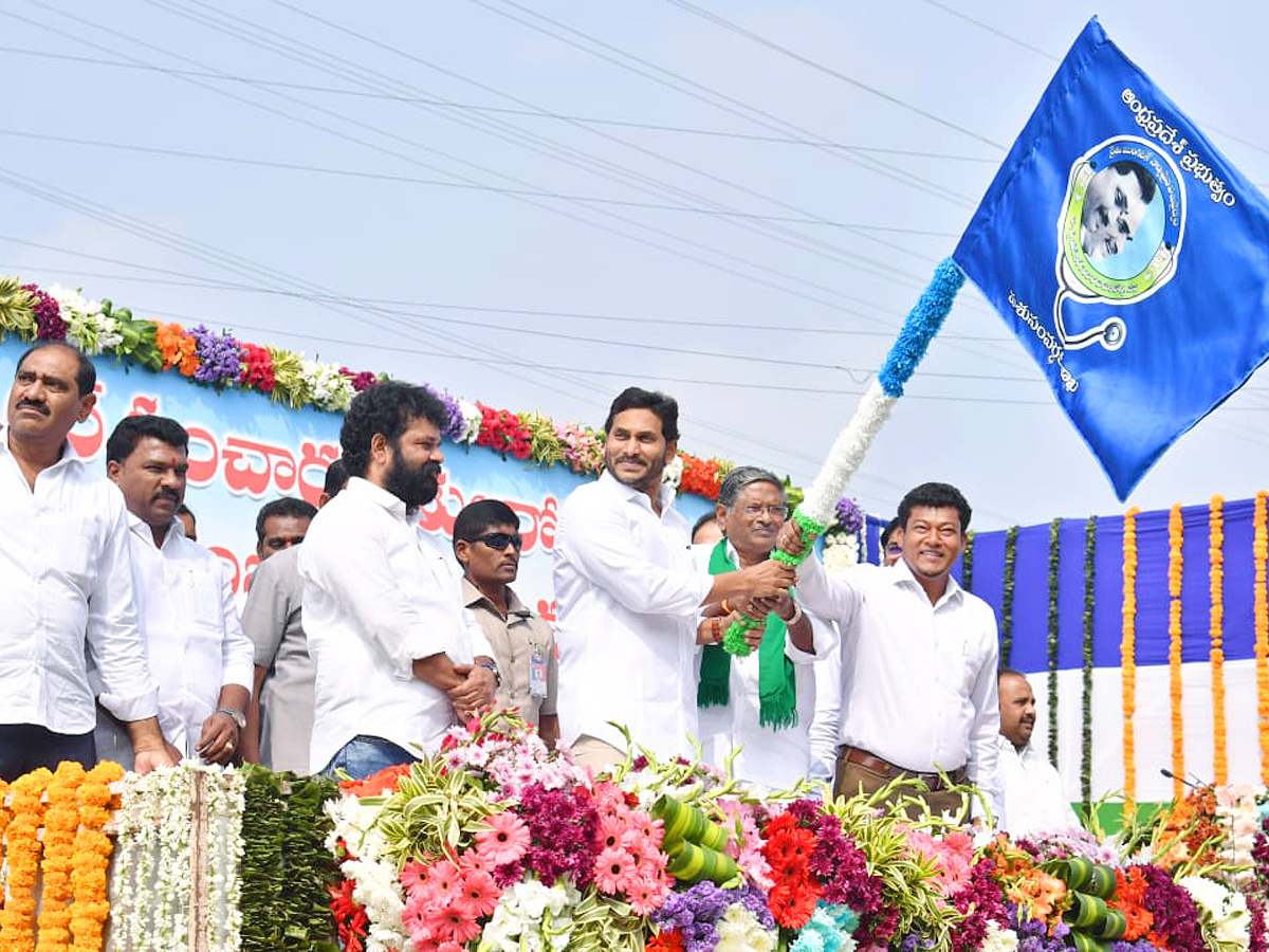 AP_20CM_20YS_20Jagan_20Flags_20Off_20165_20Veterinary_20Ambulances_20Photos_3.jpg 3
