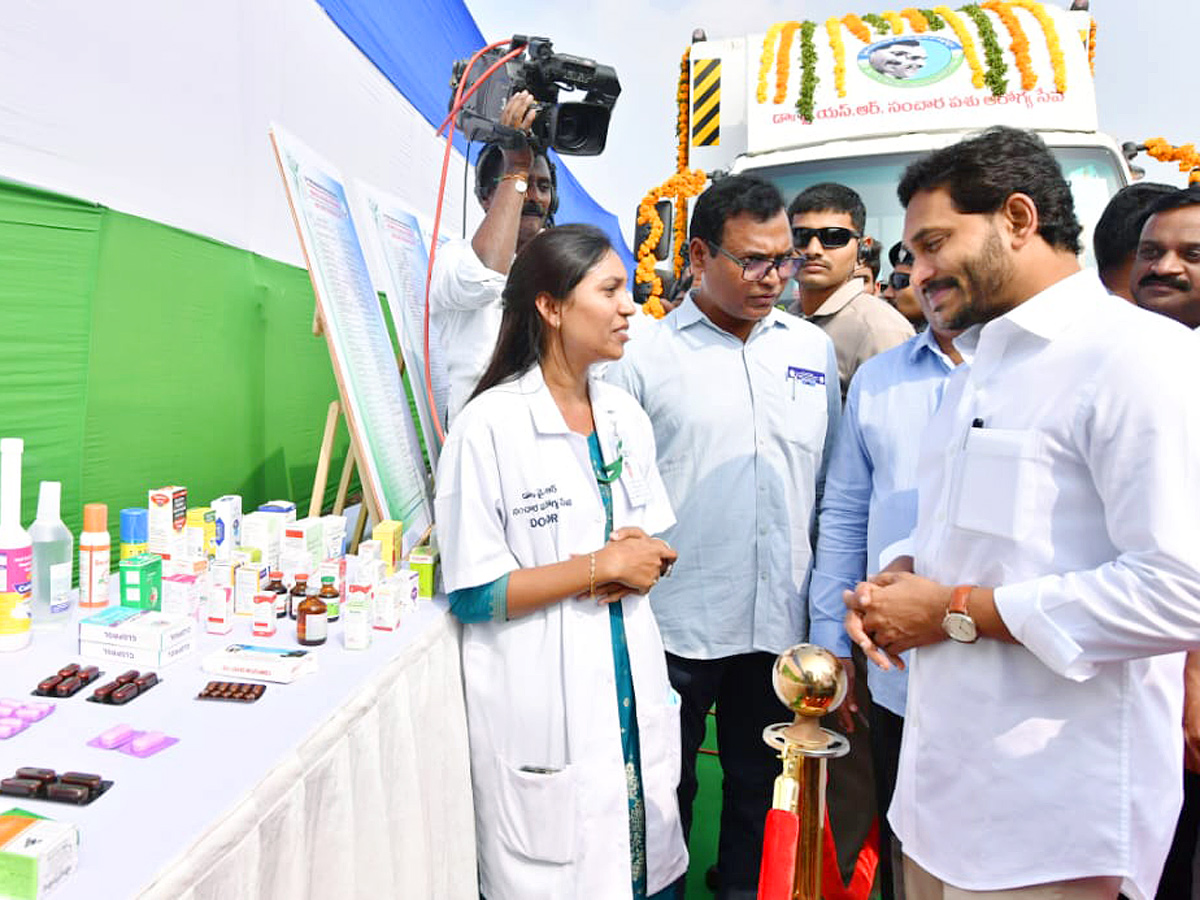 AP_20CM_20YS_20Jagan_20Flags_20Off_20165_20Veterinary_20Ambulances_20Photos_6.jpg 6