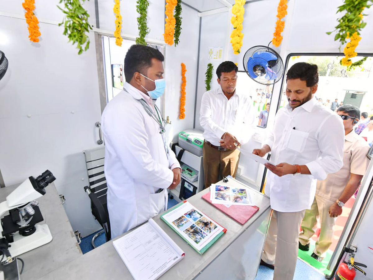 AP_20CM_20YS_20Jagan_20Flags_20Off_20165_20Veterinary_20Ambulances_20Photos_7.jpg 7