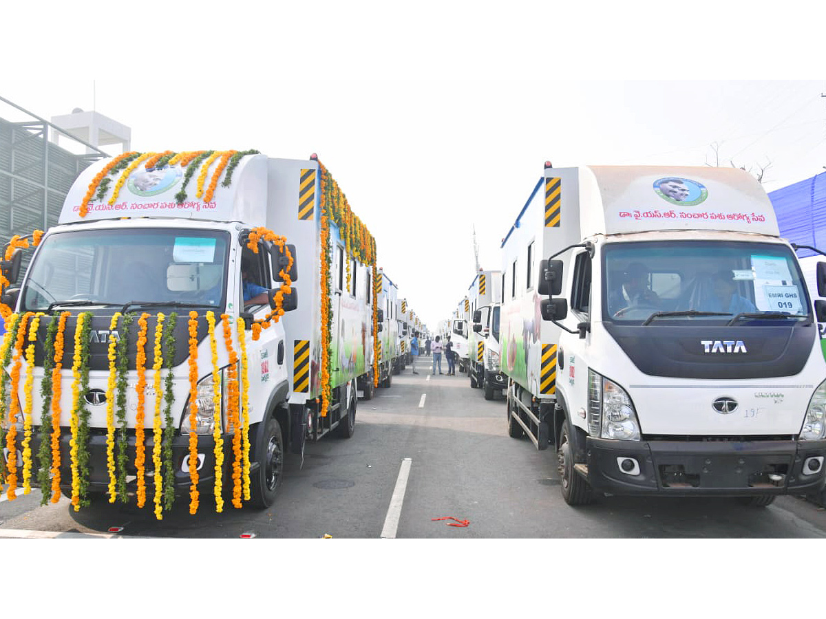 AP_20CM_20YS_20Jagan_20Flags_20Off_20165_20Veterinary_20Ambulances_20Photos_8.jpg 8