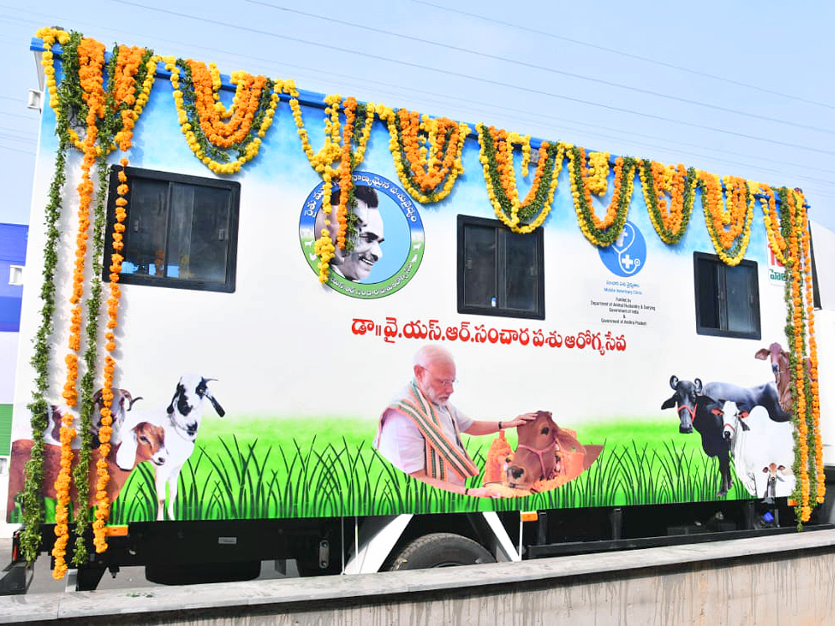 AP_20CM_20YS_20Jagan_20Flags_20Off_20165_20Veterinary_20Ambulances_20Photos_9.jpg 9