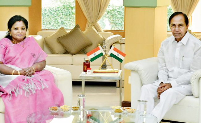 KCR_Tamilisai.jpg