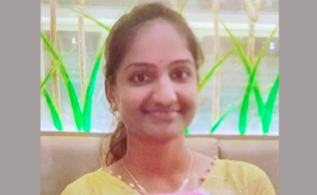 Woman-Software-Employee-Com.jpg