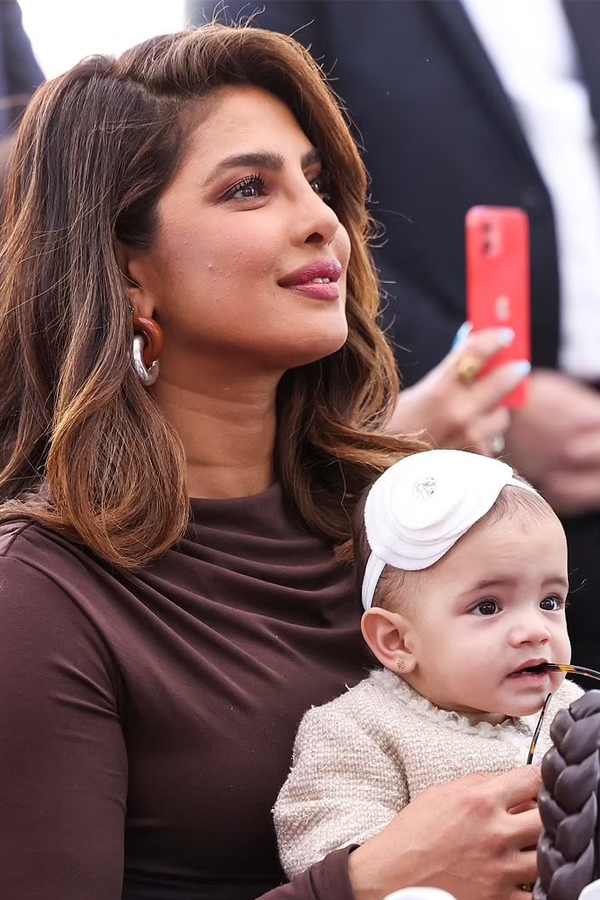 PriyankaChopra-11.jpg 11
