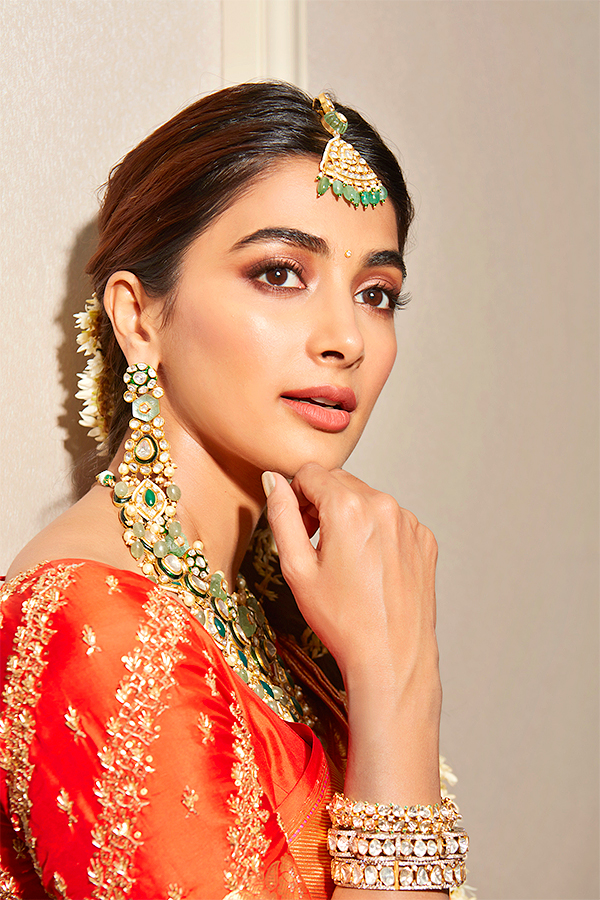 Pooja_20Hegde_20Latest_20Photo_20Shoot_20HD_20Stills-3.jpg 3