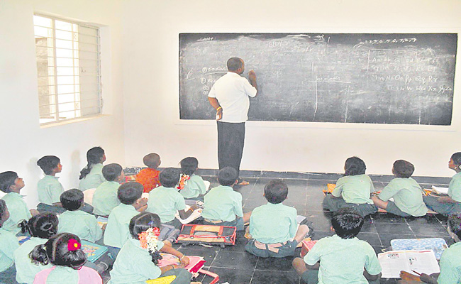 TEACHER-TEACHING-3.jpg