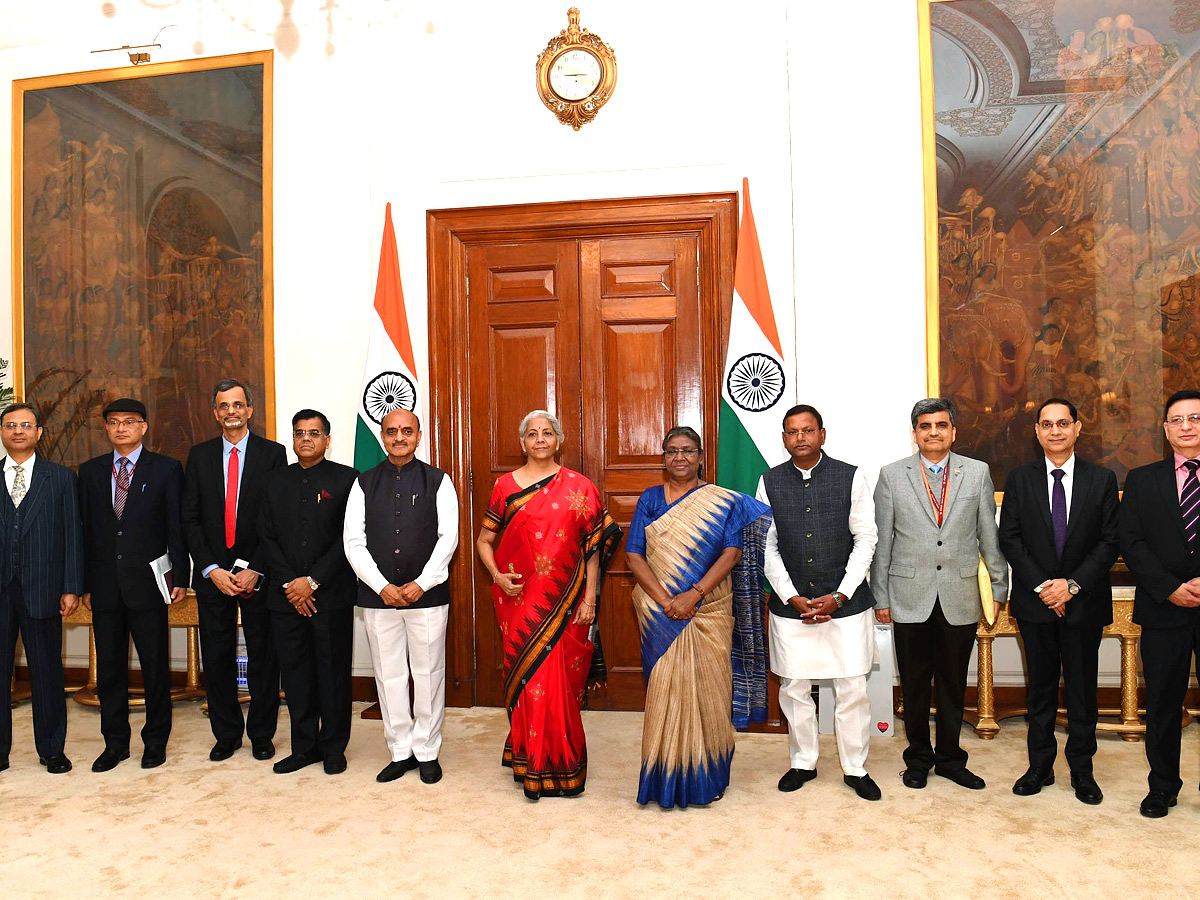 Union_20Budget_202023_20FM_20Sitharaman_20With_20Budget_20Team_20Photos-14.jpg 12