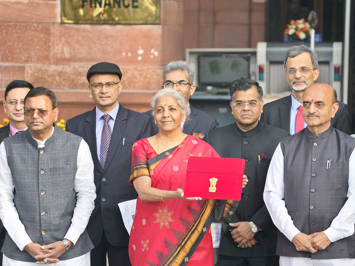 Union_20Budget_202023_20FM_20Sitharaman_20With_20Budget_20Team_20Photos-7.jpg 6