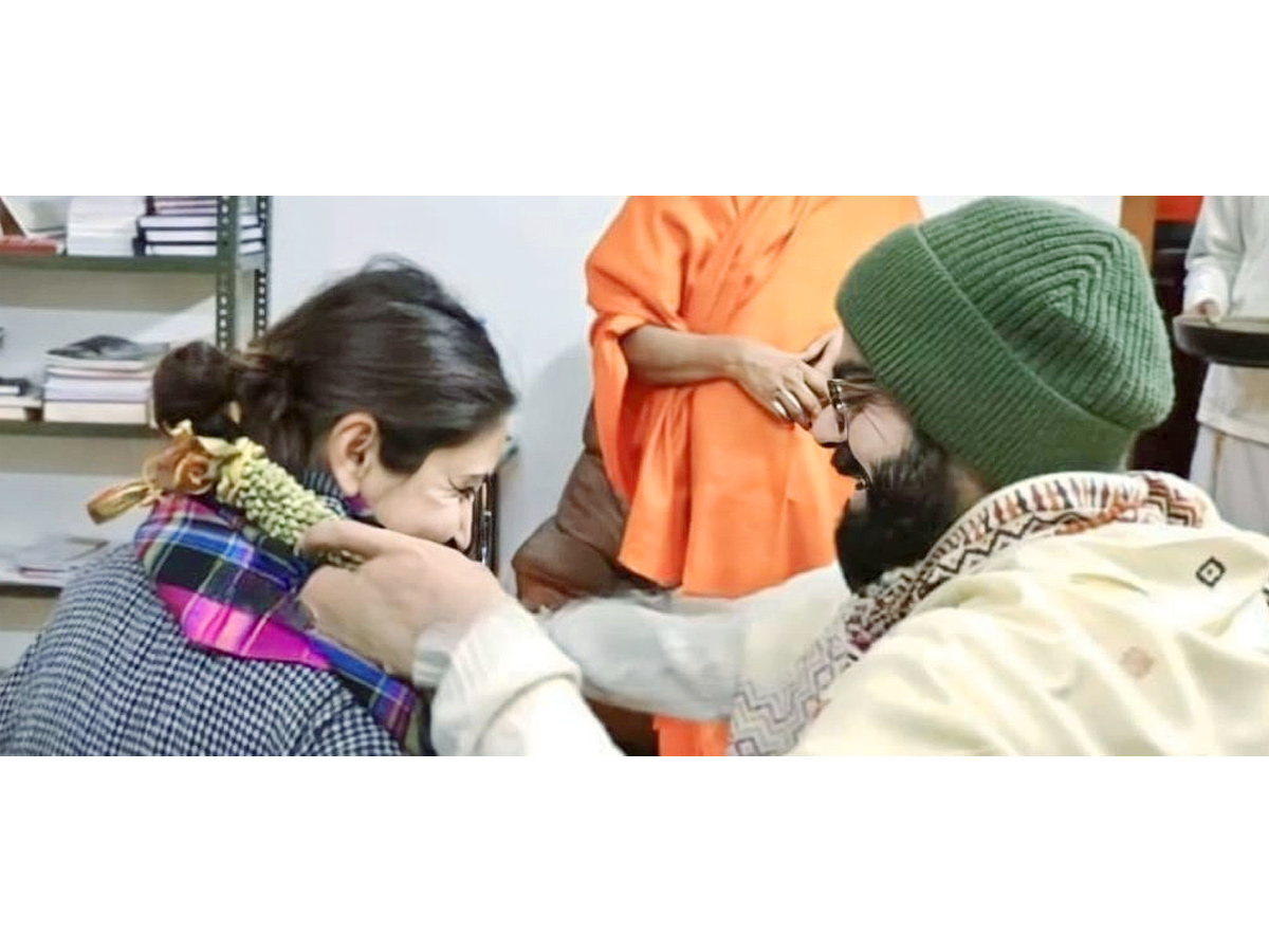 Virat_20Kohli_20and_20Anushka_20Sharma_20visit_20Rishikesh_20Photos_11.jpg 6