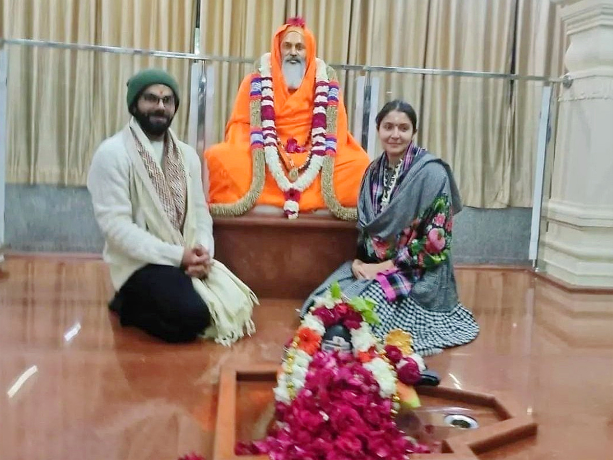 Virat_20Kohli_20and_20Anushka_20Sharma_20visit_20Rishikesh_20Photos_13.jpg 8